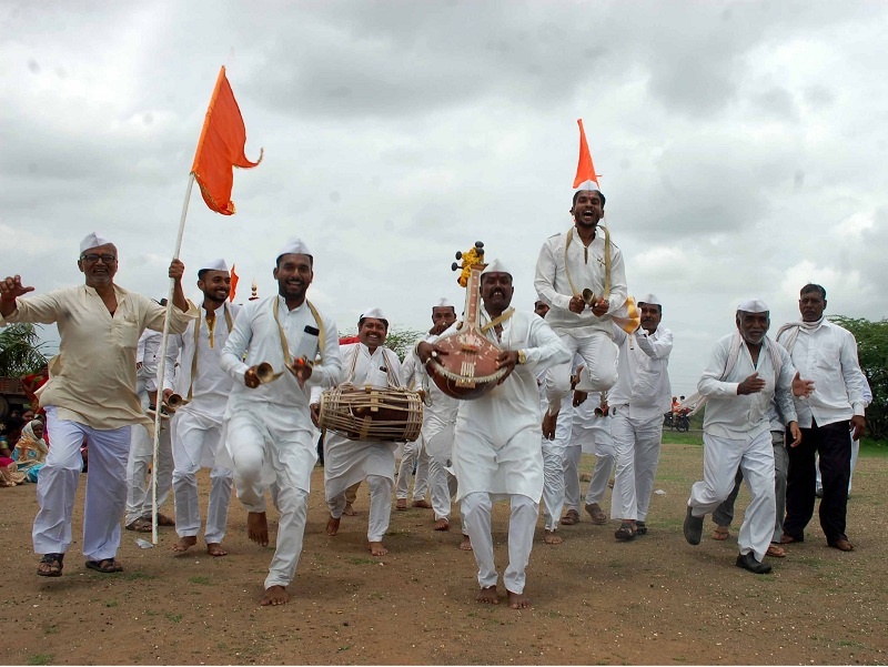 devotees rush for Viththalas to small Pandharpur | छोटे पंढरपूरात विठ्ठलाच्या दर्शनासाठी अलोट गर्दी