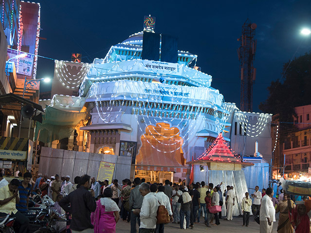 Mobile ban on Vitthal-Rukmini temple in Pandharpur from New Year | नव्या वर्षापासून पंढरपूरच्या विठ्ठल-रूक्मिणी मंदिरात मोबाईल बंदी