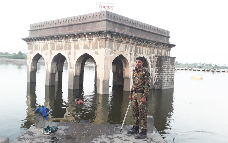 Siege of water for Vishnupad temple in Pandharpur | पंढरपूरातील विष्णूपद मंदिराला पाण्याचा वेढा