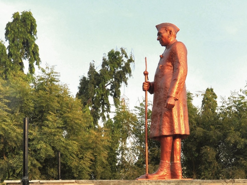 Stole the Mike with Nehru's statues in the city | नगरमधील नेहरूंच्या पुतळ्यासमोरील माईक चोरीला