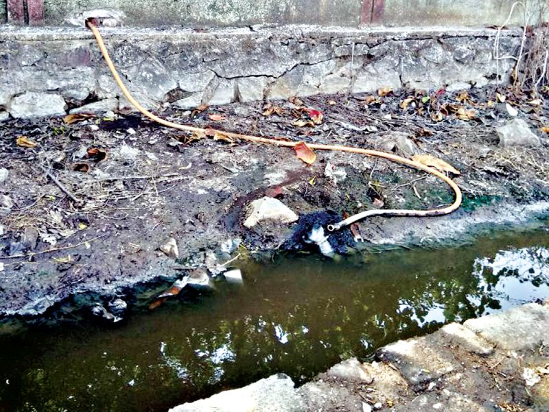 Chemical water in the Paneri River; Inquiry demand | पानेरी नदीत रासायनिक पाणी; चौकशीची मागणी