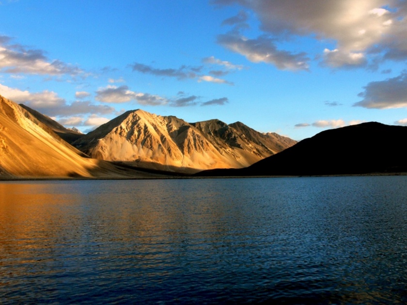After the incursion into Ladakh, the act was now carried out by Chinese troops near Lake Pangong | लडाखमधील घुसखोरीनंतर आता पँगाँग सरोवराजवळ चिनी सैनिकांनी केले असे कृत्य