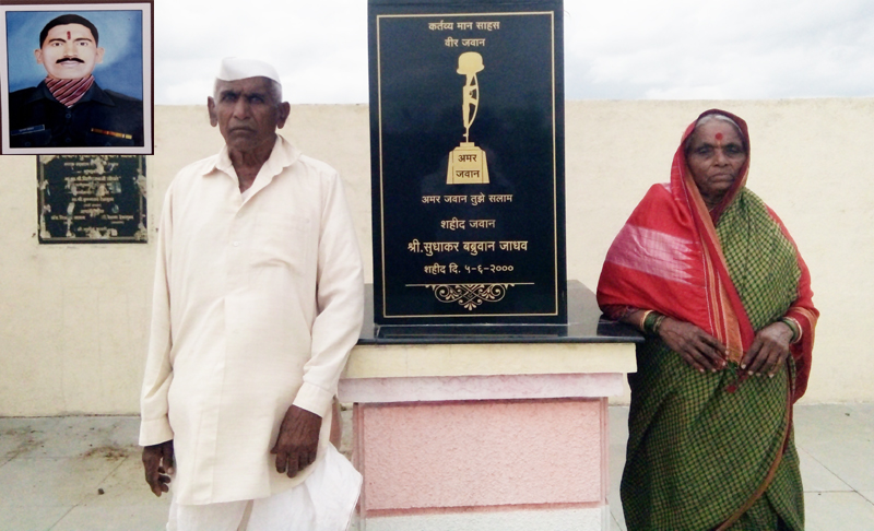 Twenty years later, the eyes of the brave mother and father of Kalambwadi are still visible | वीस वर्षांनंतरही कळंबवाडीच्या वीरमाता-पित्यांचे डोळे पाणावलेलेच