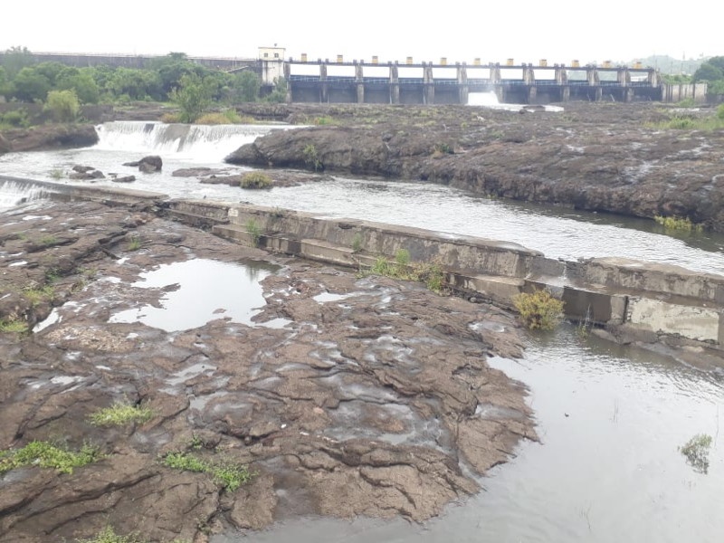 Khadakwasla dam is hundred percent full; 428 cusecs of river water release started | पुणेकरांसाठी खुशखबर! खडकवासला धरण शंभर टक्के भरले ; ४२८ क्युसेकने नदीत पाणी विसर्ग सुरु 