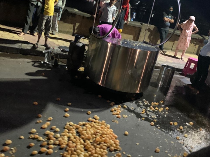 Panipuri vendor's cart overturned, drinking water from toilet tank used | पाणीपुरी विक्रेत्याचा गाडा उलटवला, स्वच्छतागृहातील टाकीतील पाण्याचा पिण्यासाठी वापर