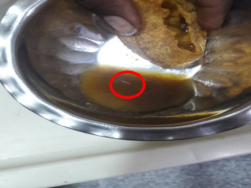If you are eating paparpuri, larvae found in water puri water | पाणीपुरी खात असाल तर जरा जपूनच, पाणीपुरीच्या पाण्यात सापडल्या अळ्या