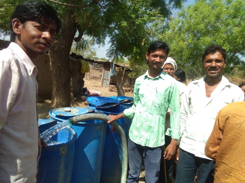 Sarpanch givin Free water supply to villagers | सरपंच टँकरद्वारे भागवत आहेत ग्रामस्थांची तहान; अत्रंज येथे नि:शुल्क पाणी पुरवठा