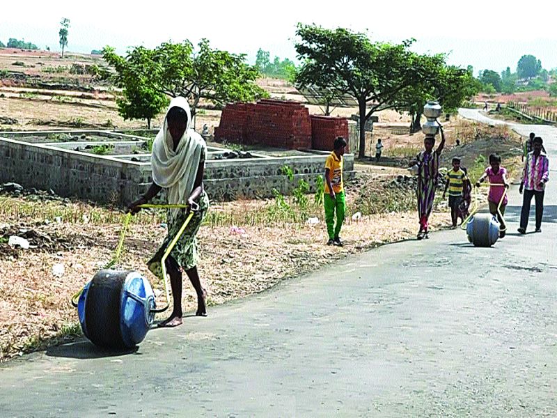 Distribution of water wheel in scarcity-hit village | टंचाईग्रस्त गावात वॉटर व्हीलचे वाटप