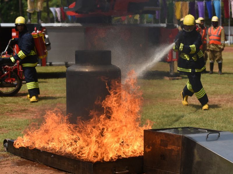 The breathtaking exercise of firefighters | अग्निशामक दलातील जवानांच्या चित्तथरारक कसरती