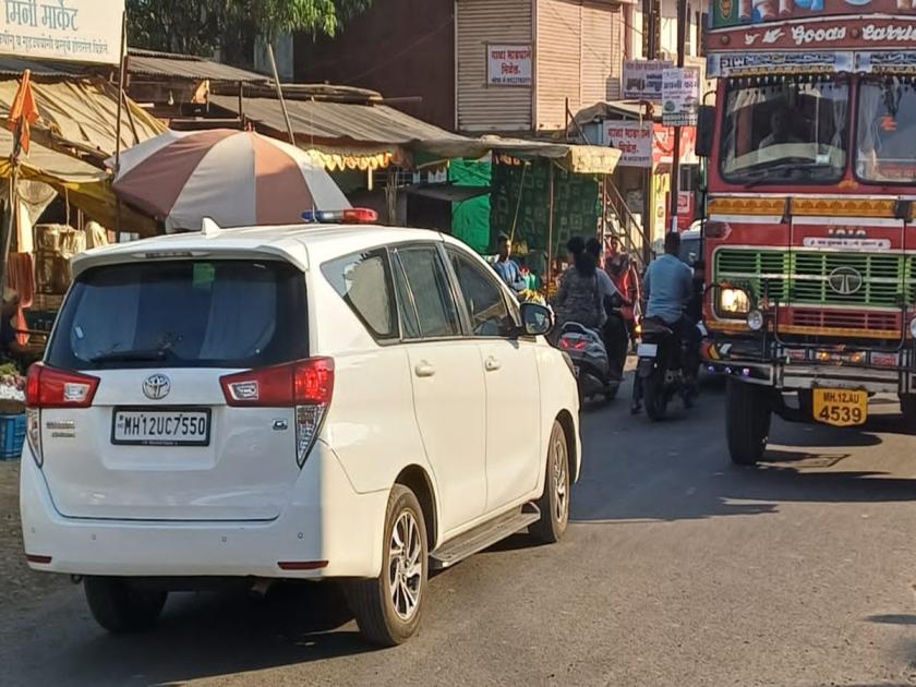Pune Police Superintendent's car took half an hour to get out of the jam; But common people suffer everyday | पुणे पोलिस अधीक्षकांच्या गाडीला कोंडीतून निघायला लागला अर्धा तास; सामान्यांना मात्र रोजचा त्रास
