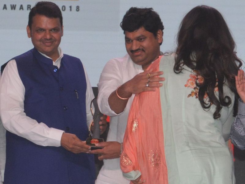 Relations... Dhananjay Munde hugs Pankaja Munde on the stage of Lokmat Maharashtrian of the year awards 2018 | LMOTY 2018: नात्याचे बंध...धनंजय मुंडे-पंकजा मुंडेंची गळाभेट, 'लोकमत'च्या मंचावर अद्भुत योग