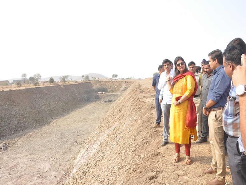 Pankaja Munde has inspected Parali-Beed railway route | पंकजा मुंडे यांनी केली परळी-बीड रेल्वेमार्गाच्या कामाची पाहणी