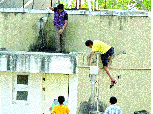  Kathagataya sight of accident decreased! Thimble groans of little ones on Satara building terrace | पतंगबाजीत नजर हटी दुर्घटना घटी! सातारा इमारतीच्या टेरेसवर चिमुकल्यांच्या थरारक कसरती