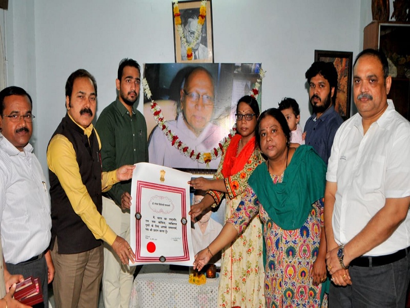 Padmashree Award of Gangadhar Pantawane handed over to relatives | गंगाधर पानतावणे यांचा पद्मश्री पुरस्कार नातेवाईकांकडे सुपूर्द 