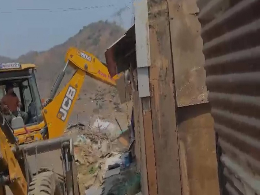 plan to build a slum on kharghar hill was foiled by the municipality | खारघर टेकडीवर झोपाडपट्टी वसविण्याचे डाव पालिकेने उधळला; 75 झोपड्या जमीनदोस्त 