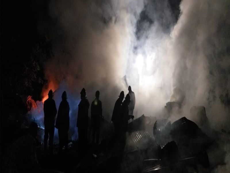 Fire breaks out in slums of Panvel | पनवेलमध्ये वैदू नगर झोपडपट्टीला भीषण आग