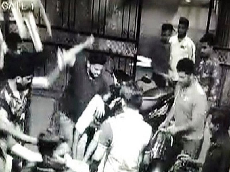 VIDEO: BJP corporator's attack on MNS worker | VIDEO : भाजपा नगरसेवकाचा मनसे कार्यकर्त्यावर जीवघेणा हल्ला
