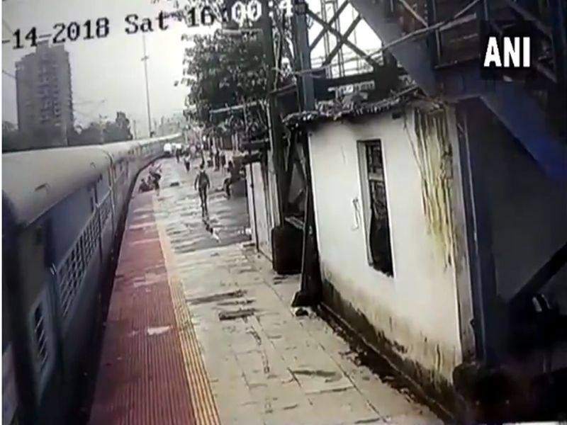 VIDEO: Railway Police personnel save a man's life while he was trying to board a train at Panvel railway station | VIDEO : एक्स्प्रेसमधून पडणाऱ्या प्रवाशासाठी आरपीएफ जवान ठरला देवदूत