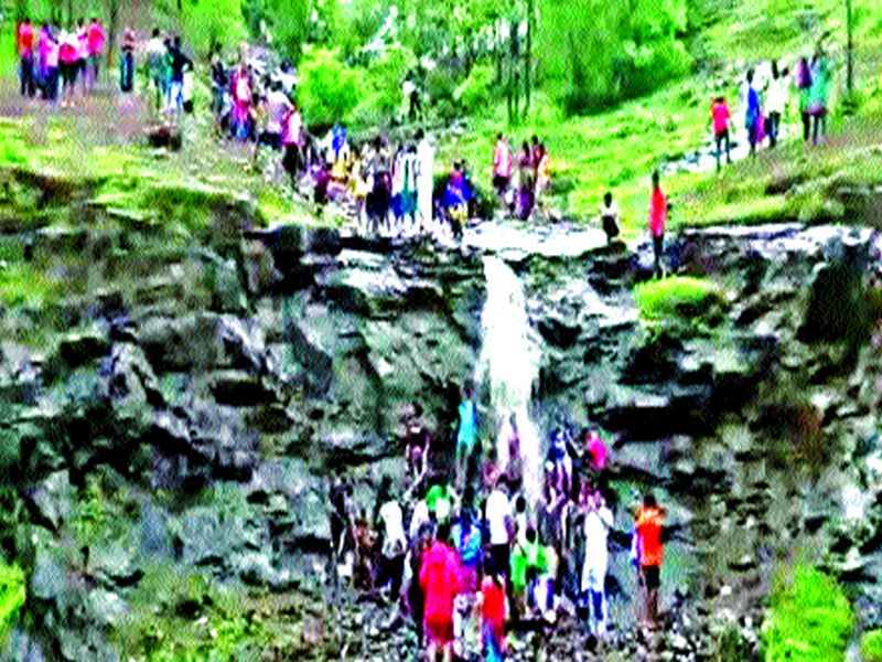 Virar's papadkhind waterfall ; Be careful, otherwise the accident is inevitable | विरारच्या पापडखिंड धबधब्यावर हुल्लडबाजी; सावधगिरी बाळगा, अन्यथा दुर्घटना अटळ