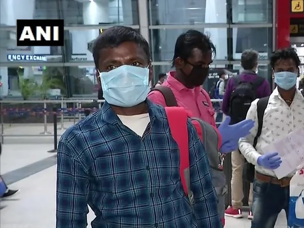 Lockdown Migrant Workers Going Bihar From Delhi Says Never Thought Will Sit In Aeroplane rkp | शेतकऱ्याच्या मनाची श्रीमंती; 10 मजुरांना विमानाने पाठवले घरी!