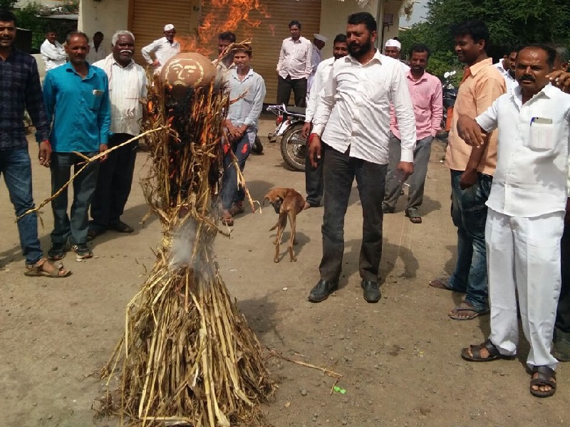 Combustion of the statue of MLA Vijay Autty in Pimpalner | पिंपळनेरमध्ये आमदार विजय औटी यांच्या  पुतळ्याचे  दहन