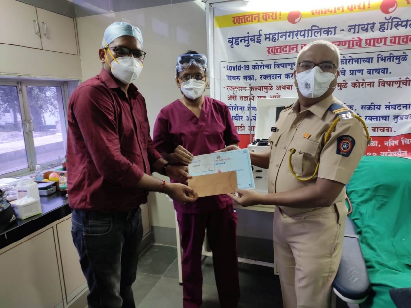 CoronaVirus mumbai police personnel donate plasma after his mother dies due to corona | CoronaVirus News: कोरोनामुळे आईचा आधार गमावला; संकटावर मात करून कोविड योद्धा प्लाज्मादानासाठी सरसावला