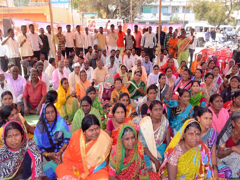 Gharkul beneficiaries agitation for sand in Parbhani | परभणीत वाळुसाठी घरकुल लाभार्थ्यांचे धरणे आंदोलन