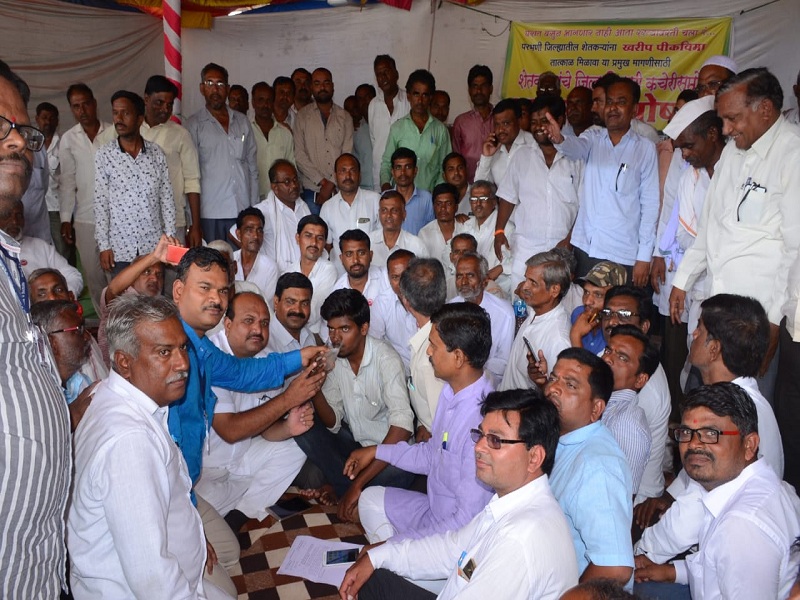 Farmers' demands are valid after 22 days in Parbhani | परभणीत २२ दिवसांनंतर शेतकऱ्यांच्या मागण्या मान्य; कृषी आयुक्तांच्या आश्वासनानंतर उपोषण मागे