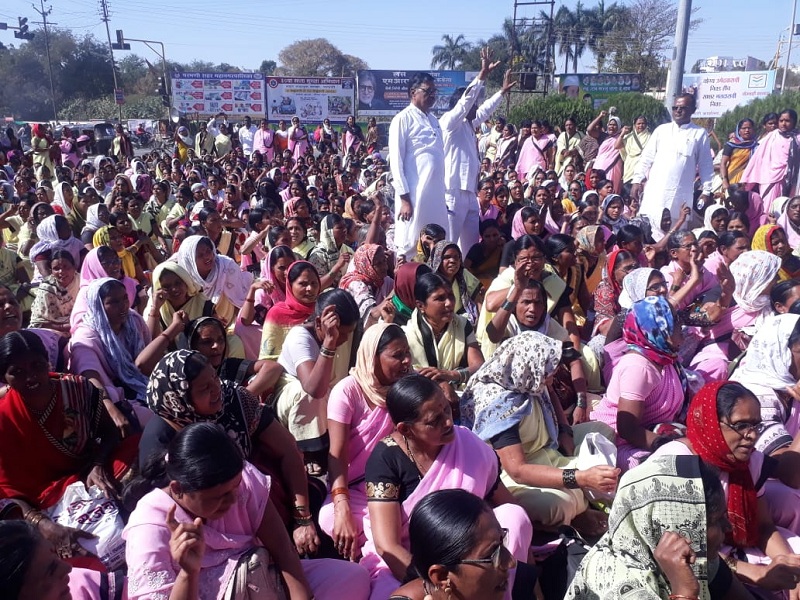 Parbhani Anganwadi worker and helper's Jail Bharo movement | परभणीत अंगणवाडी सेविका, मदतनिसांचे जेलभरो आंदोलन