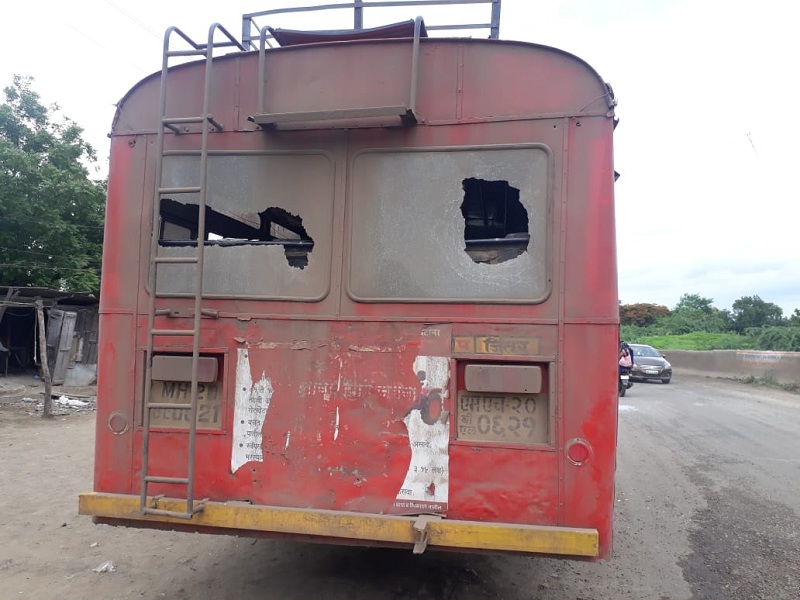 In Parbhani, four buses damaged in stone-pelting | परभणीत दगडफेक करून चार बस फोडल्या  