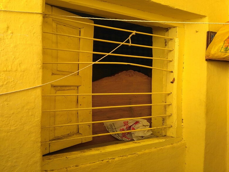 Parbhani stole seven and a half lakhs of rupees; In the locked house, the window gauge has been tilted | परभणीत साडे सात लाखाची चोरी; कुलुपबंद घरात खिडकीचे गज वाकवत केला प्रवेश