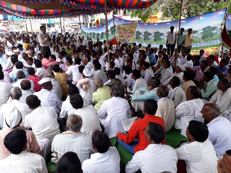 Farmers' fasting for Crop Insurance in Parabhani | परभणीत पीक विम्यासाठी शेतकऱ्यांचे उपोषण