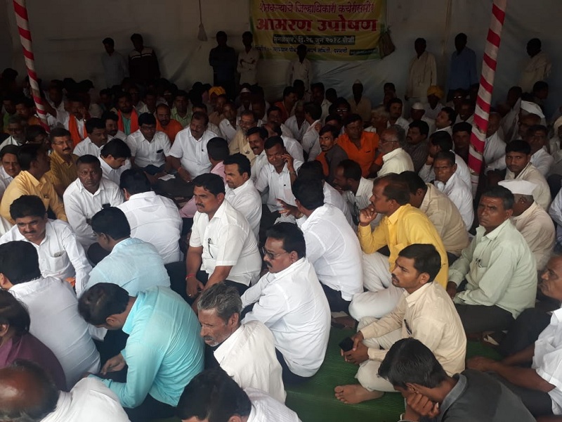 In Parbhani MP Jadhav's fasting with farmers for crop insurance | परभणीत पीक विम्यासाठी शेतकऱ्यांसोबत खासदार जाधव यांचे उपोषण