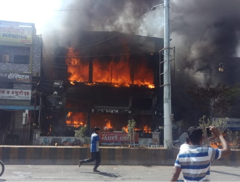 furniture shop burnt at Parbhani | परभणीत जिंतूर रोडवरील फर्निचरचे दुकान भीषण आगीत खाक