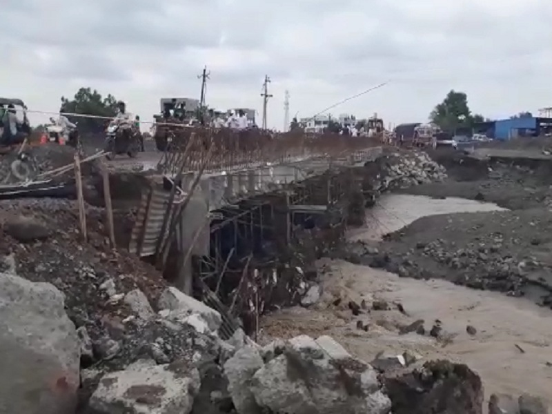 Be careful! The bridge under construction on Pingalgad Nala is damaged, do not carry heavy traffic | सावधान ! पिंगळगड नाल्यावरील निर्माणाधीन पुल खचतोय, जड वाहनांना बंदी