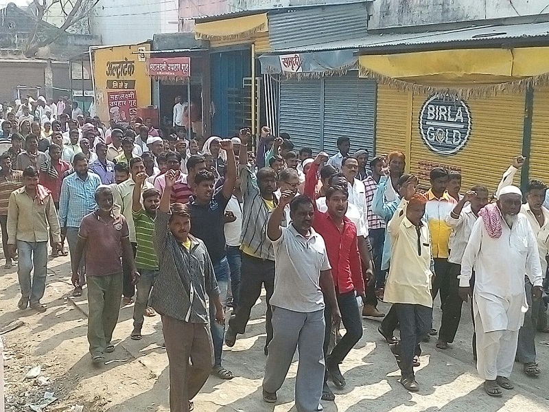 coolie march In parabhani city for the implementation of Mathadi law | माथाडी कायद्याची अंमबजावणी करण्यासाठी परभणीत हमालांनी काढला मोर्चा