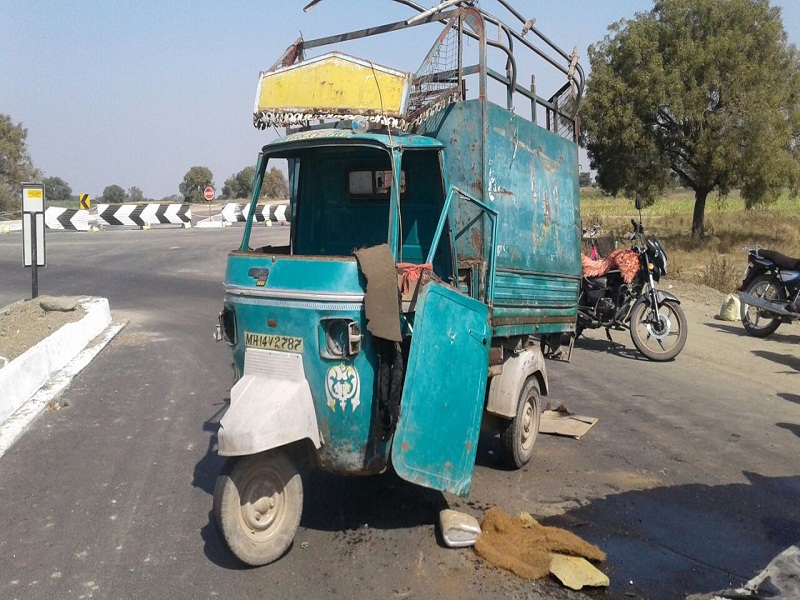 Rickshaw accident in Manavat, 11 injured in road accident | रस्ता कोणता निवडावा या गोंधळात मानवत येथे रिक्षा पलटून अपघात, ११ जण जखमी  
