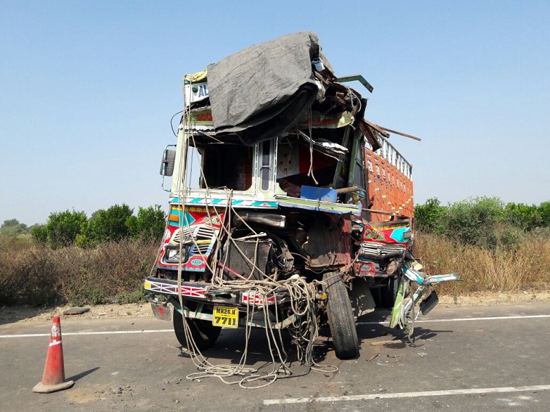 Two trucks collide face to face at Manavat, the driver seriously injured | मानवत येथे दोन ट्रकची समोरासमोर धडक, चालक गंभीर जखमी