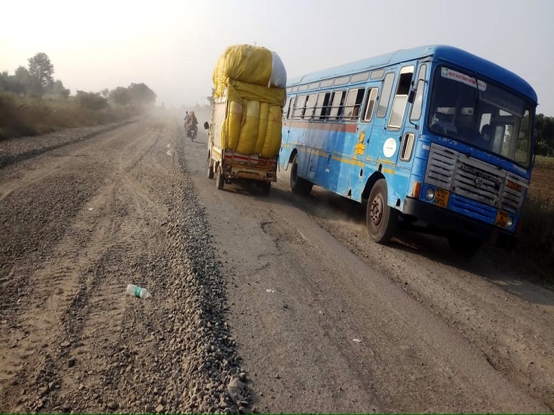 Bad condition of Parbhani-Manavat road; One hour for a distance of 30 km! | परभणी-मानवत रस्त्याची दुरावस्था; ३० कि.मी.च्या अंतरासाठी तब्बल एक तासाचा वेळ !