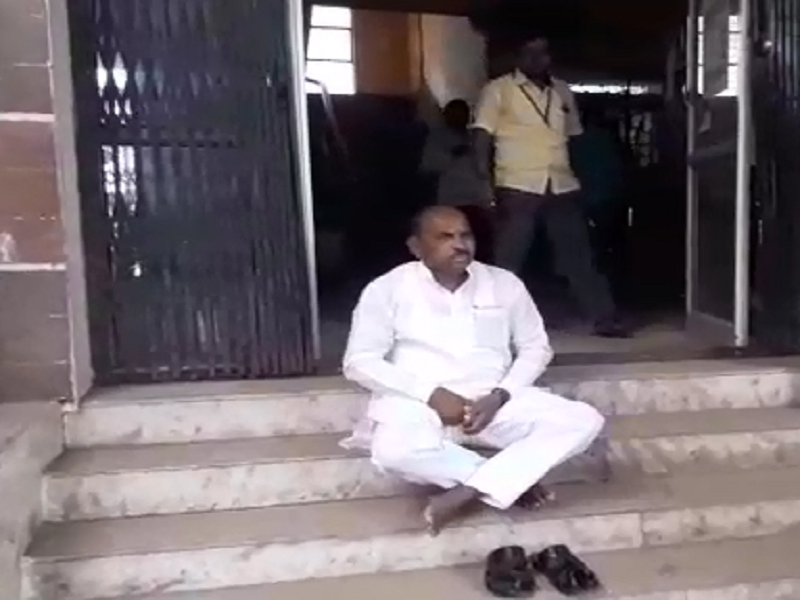 The former MP sat on the steps of the municipality to demand cleanliness in Parabhani | स्वच्छतेच्या मागणीसाठी माजी खासदार बसले मनपाच्या पायऱ्यांवर