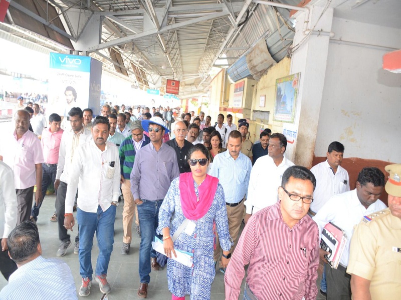 Only the recommendations of the railway management of the Parbhani station review made the promises | परभणी स्थानकाच्या पाहणीत रेल्वे व्यवस्थापकांनी केली केवळ आश्वासनांची उजळणी