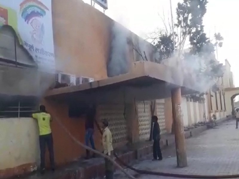 The waiting room of Parbhani railway station burned down | Video : परभणी रेल्वेस्थानकातील वेटिंग रूम जळून खाक