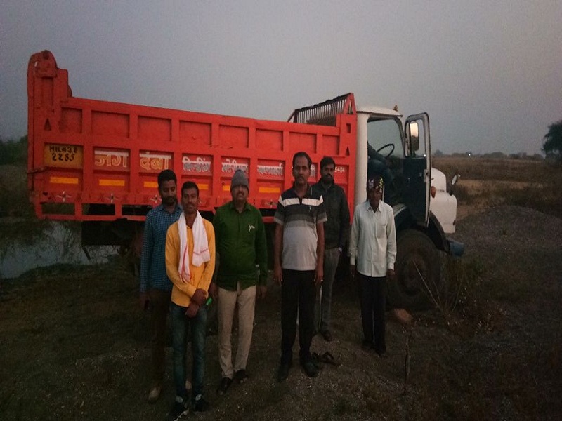 Action on the dawn of the collector on illegal sand transport in Purna | पूर्णा येथे अवैध वाळू वाहतुकीवर जिल्हाधिका-यांची पहाटे कारवाई 