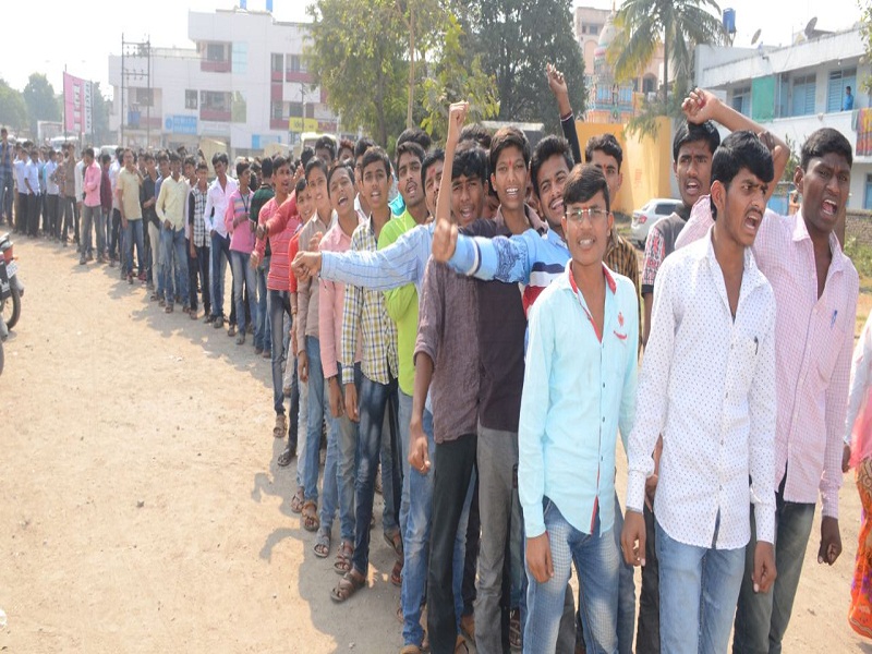 Students poll in Parbhani demanding a solution to the professors' strike | प्राध्यापकांच्या संपावर तोडगा काढावा या मागणीसाठी परभणीत विद्यार्थ्यांचा मोर्चा
