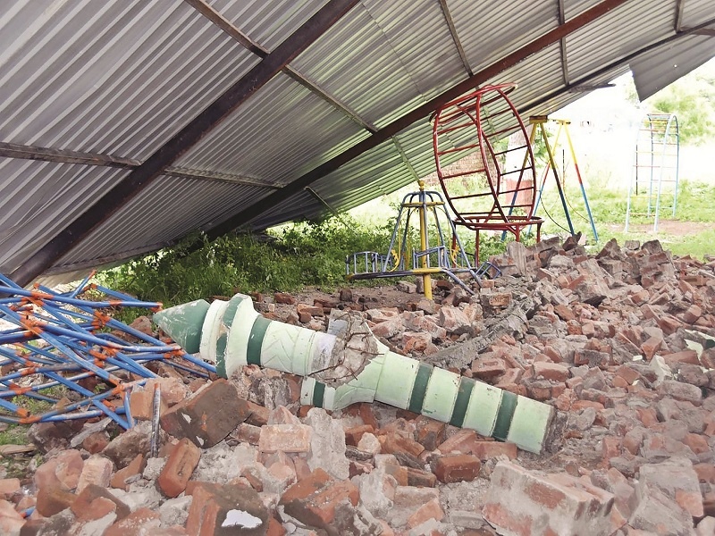 Five students were injured when the wall of Parbhani school collapsed | परभणीत शाळेची भिंत कोसळून पाच विद्यार्थी जखमी