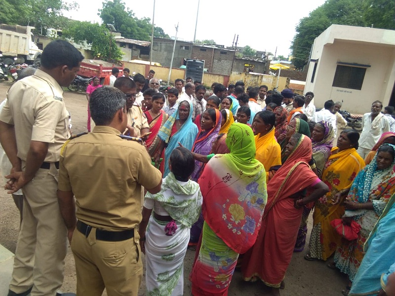 Angry women reach police station against illegal liquor sale in Selu | अवैध दारू विक्री विरोधात संतप्त महिलांनी गाठले पोलीस ठाणे