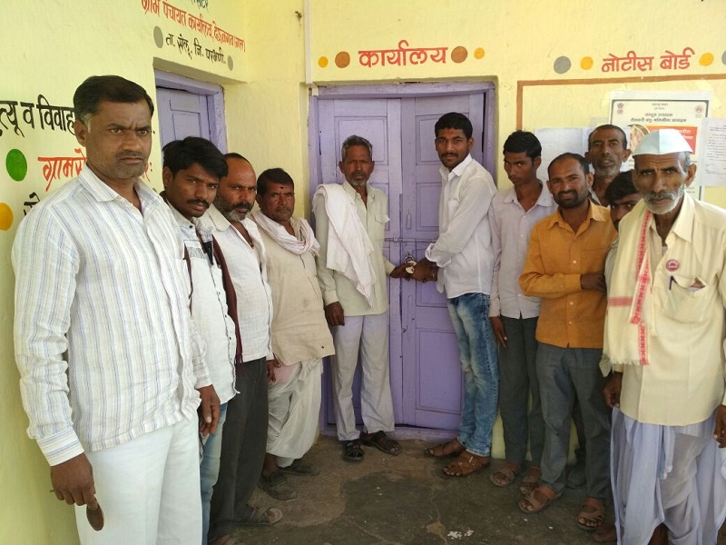 Delegaon villagers locked the gram panchayat office for allegations of development in the village | गावात विकासकामे होत नसल्याचा आरोप करत देऊळगाव ग्रामस्थांनी ग्रामपंचायत कार्यालयास ठोकले कुलूप