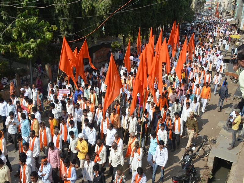 A rally on Shiv Sena's district magistrate's office for various demands of farmers in Parbhani | परभणी येथे शेतक-यांच्या विविध मागण्यांसाठी शिवसेनेचा जिल्हाधिकारी कार्यालयावर मोर्चा
