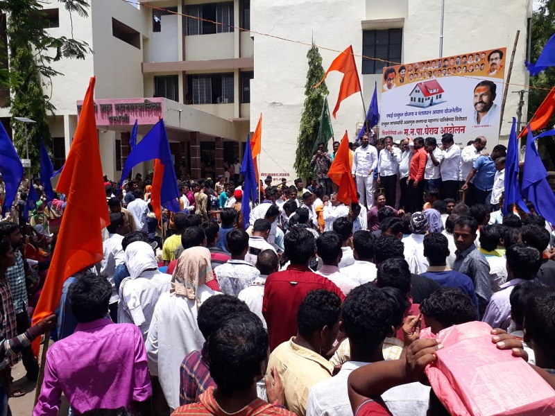 Shiv Sena's gherao movement to Parbhani municipality for Ramai Gharkulas | परभणीत रमाई घरकुलांसाठी शिवसेनेचे घेराव आंदोलन