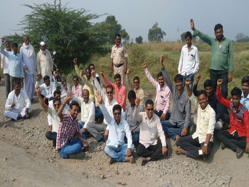 Movement of the Sonpethkar, Demand for the road pavement | सोनपेठकरांचे खड्ड्यात बसून आंदोलन; रस्त्यावरील खड्डे बुजवण्याची केली मागणी